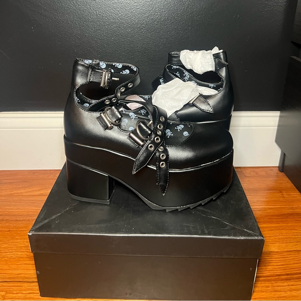 La Moda platforms